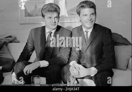 Phil (a sinistra) e Don Everly, duo di cantanti americani The Everly Brothers, nella loro suite all'Hilton Hotel di Londra. 13th settembre 1963. Foto Stock