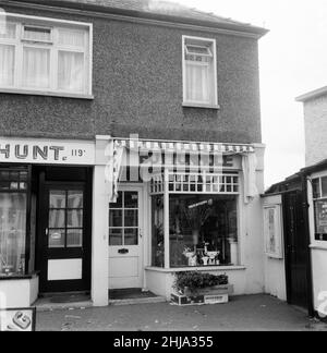 Fioraio a Wimborne Road, Moordown, Bournemouth, giovedì 15th agosto 1963. Breaking News che il primo membro della gang del Great Train Robbery è stato catturato, Roger Cordrey, con il suo amico, William Boal. Vivevano in un appartamento affittato e completamente arredato sopra un negozio di fioristi a Wimborne Road, Moordown, Bournemouth. La polizia di Bournemouth è stata ribaltata dalla vedova della polizia Ethel Clark quando Boal e Cordrey hanno pagato l'affitto per un garage (in Tweedale Road al largo di Castle Lane West) tre mesi in anticipo, il tutto in usato dieci-shilling note. La rapina del Grande treno del 1963 fu la rapina di 2,6 milioni Foto Stock