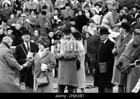 Regina Elisabetta la Regina Madre con il Segretario di Stato per la Guerra John profumo e sua moglie Valerie Hobson al Sandown Park Racecourse. 22nd marzo 1963. Foto Stock