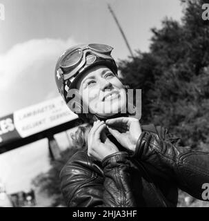 Beryl Swain, motociclista da Londra, sarà in competizione in questo anno Isle of Man TT 50cc Ultra-Lightweight Class, nella foto del circuito di Brooklands a Surrey, Inghilterra, partecipando alla prima gara che si terrà sul circuito dalla sua chiusura (1939), domenica 15th aprile 1962. Foto Stock