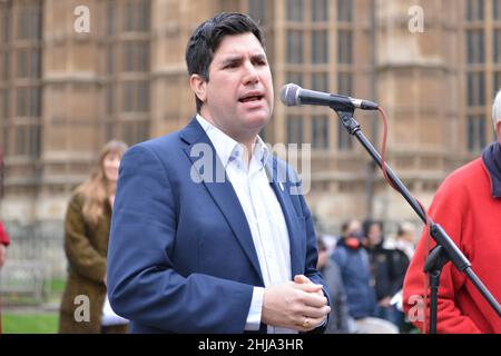 Il deputato del lavoro Richard Burgon parla durante il rally. I manifestanti si sono riuniti a Old Palace Yard, Westminster, per esprimere la loro opposizione alla Nationality & Borders Bill. Foto Stock