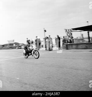 Beryl Swain, motociclista e la prima donna a gareggiare da sola in una gara su strada TT sul percorso Isle of Man, ha gareggiato nella classe 50cc Ultra-Lightweight, nella foto dopo sessione di prove, martedì 29th maggio 1962. Foto Stock