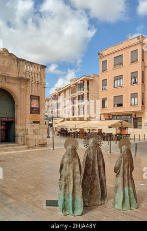 Insieme artistico in Plaza de Santa Isabel, Las Tres Marías, l'apparizione della Vergine e il suo entourage nel Mistero di Elche, Spagna. Europa Foto Stock