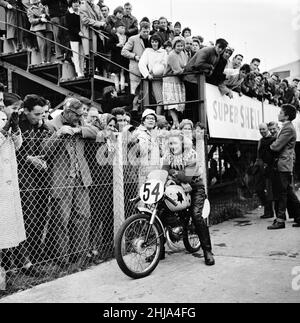 Beryl Swain, motociclista e la prima donna a gareggiare da sola in una gara su strada TT sul percorso Isle of Man, ha gareggiato nella classe 50cc Ultra-Lightweight, nella foto dopo sessione di prove, martedì 29th maggio 1962. Foto Stock