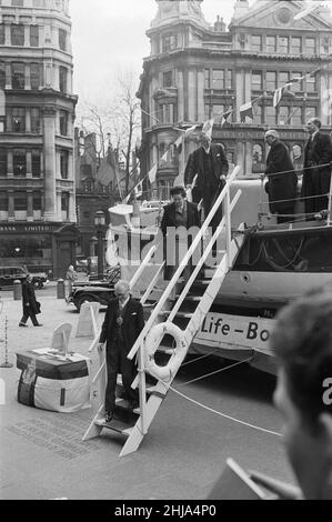 First Lord of the Admiralty Lord Carrington e sua moglie Lady Carrington, visitano il nuovo Sheringham Lifeboat "The Manchester Unity of Odd Fellows", esposto di fronte alla cattedrale di St. Paul a Londra. Furono Uniti dal Signore Sindaco di Londra e furono ricevuti dal coxswain di Sheringham Henry West. 19th marzo 1962. Foto Stock