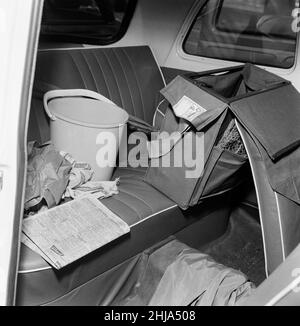 Ford Anglia in Police Yard, Bournemouth stazione di polizia, l'auto è stata acquistata il Martedì notte da un garage locale per 273 sterline, pagato in banconote che si ritiene siano stati rubati, Giovedi 15th agosto 1963. La nostra foto mostra ... sedile posteriore di auto, con secchio di plastica e pesca affrontare. Il primo membro della banda di Great Train Robbery è stato catturato, Roger Cordrey, con il suo amico, William Boal. Vivevano in un appartamento affittato e completamente arredato sopra un negozio di fioristi a Wimborne Road, Moordown, Bournemouth. La polizia di Bournemouth fu rovesciata dalla vedova della polizia Ethel Clark quando Boal e Cordrey Foto Stock