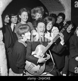 Il comico Ken Dodd è stato fatto il primo membro onorario di vita del Liverpool Cavern Club. Ken mima il suo senso attraverso uno dei numeri superiori del pop guardato dagli adolescenti. 24th gennaio 1964. Foto Stock