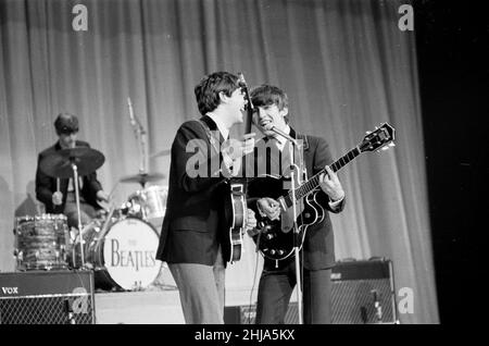 L'immagine mostra Paul McCartney (a sinistra) e George Harrison (a destra) che condividono il microfono, con Ringo Starr sullo sfondo della batteria. I Beatles si sono esibiti al Prince of Wales Theatre di Londra per lo spettacolo Royal Variety Command che si terrà più tardi lo stesso giorno, il 4th novembre 1963. **Nota bene - si tratta di un'immagine DI PROVA scattata prima del giorno stesso, lo stesso giorno prima dell'evento*** Foto scattata il 4th novembre 1963 Foto Stock