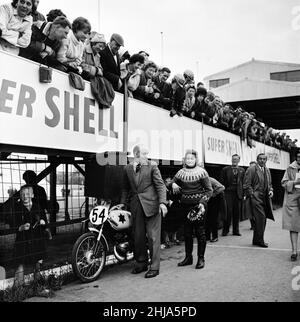 Beryl Swain, motociclista e la prima donna a gareggiare da sola in una gara su strada TT sul percorso Isle of Man, ha gareggiato nella classe 50cc Ultra-Lightweight, nella foto dopo sessione di prove, martedì 29th maggio 1962. Foto Stock