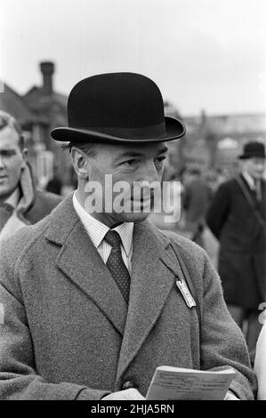 Segretario di Stato per la Guerra John profumo all'ippodromo di Sandown Park. 22nd marzo 1963. Foto Stock