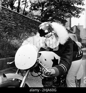 Beryl Swain, motociclista e la prima donna a gareggiare da sola in una gara su strada TT sul percorso Isle of Man, ha gareggiato nella classe 50cc Ultra-Lightweight, nella foto dopo sessione di prove, martedì 29th maggio 1962. Foto Stock