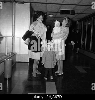 Joan Collins arriva da Parigi con la figlia Tara, la sorella Jackie e Tracy, la figlia di Jackie. 20th febbraio 1964. Foto Stock