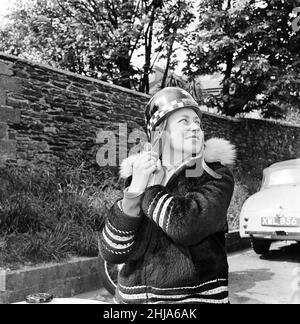 Beryl Swain, motociclista e la prima donna a gareggiare da sola in una gara su strada TT sul percorso Isle of Man, ha gareggiato nella classe 50cc Ultra-Lightweight, nella foto dopo sessione di prove, martedì 29th maggio 1962. Foto Stock