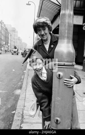 Enid Blyton si recò al Teatro alla Scala per scegliere l'uomo più giovane di Londra. Guardò decine di ragazzi cantare una canzone e recitare un pezzo di dialogo. Stavano cercando la parte principale di 'Noddy' per la corsa di Natale al teatro di 'Noddy in Toyland'. Il ragazzo che ha ottenuto il lavoro era Carlo cura della Scuola Italia Conte. L'immagine mostra Enid e Carlo divertirsi con le telecamere. Foto scattata il 25th ottobre 1962 Foto Stock