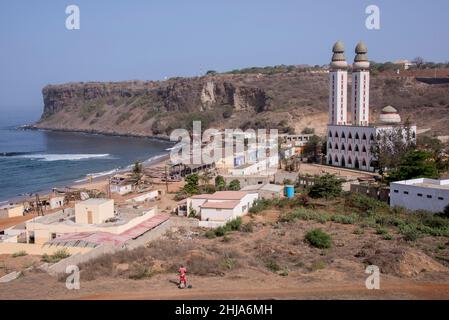 Ouakam villaggio e Divinità moschea sulla costa di Dakar, Senegal Foto Stock
