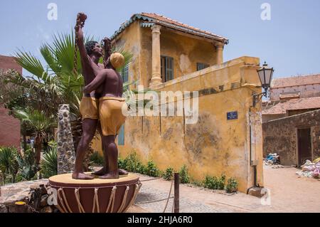 Centro della città e fine della statua della schiavitù sull'isola di Goree, Senegal Foto Stock