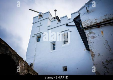 Guardando verso l'edificio del faro di Point Lynas mentre si avvicina il maltempo Foto Stock