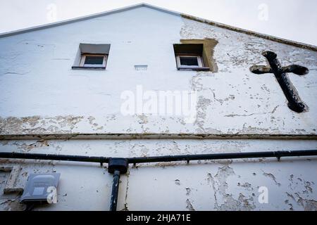 Guardando verso l'edificio del faro di Point Lynas mentre si avvicina il maltempo Foto Stock