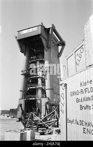 European Launcher Development Organization, sito di test presso Hawker Siddeley Dynamics, Hatfield, mercoledì 26th agosto 1964. La nostra foto mostra .. ELDO Europa 1 Rocket è sottoposto a test di resistenza alle vibrazioni. ELDO è un'organizzazione europea di ricerca spaziale creata per creare un veicolo di lancio satellitare per l'Europa. L'organizzazione è composta da Belgio, Gran Bretagna, Francia, Germania, Italia, E i Paesi Bassi, con l’Australia come membro associato Foto Stock