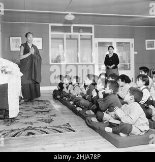 Bambini rifugiati tibetani al Villaggio Pestalozzi per Bambini a Sedlescombe, Sussex orientale, 7th marzo 1963. I nostri spettacoli di foto ... I bambini partecipano alle preghiere buddiste due volte al giorno. I tredici ragazzi e le otto ragazze arrivarono nel Regno Unito, da un campo profughi nel nord dell’India. Molti ora orfani, i bambini sono fuggiti dall'occupazione e dalla persecuzione cinesi. La comunità prende il nome dall'educatore svizzero del XVIII secolo, Johann Heinrich Pestalozzi, che ha dedicato la sua vita alla chiusura delle divisioni nella società attraverso l'educazione dell'intera persona, del suo capo, del suo cuore e delle sue mani. Foto Stock