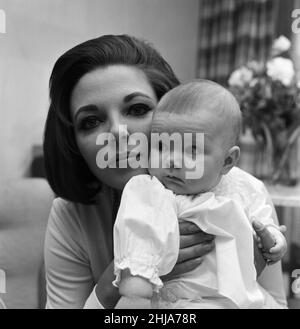 Joan Collins ha ritratto con la sua figlia di quattro mesi Tara Newley. Sono venuti a casa a Londra per vedere la famiglia. Qui sono oggi dopo che la mamma è stata negli studi cinematografici e il bambino Tara si è svegliato dopo il suo sonno. 20th febbraio 1964. Foto Stock