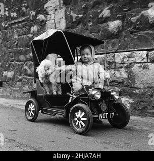 Judy Oliver nella sua baby car d'epoca. 1st marzo 1964. Foto Stock