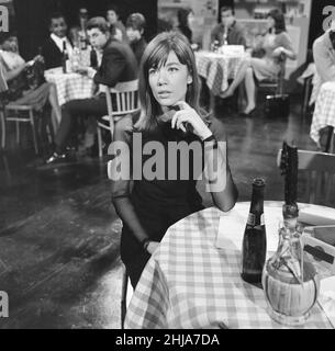 Francoise Hardy, cantante francese, fa un'apparizione ospite su ITV music show hanno venduto Un milione, un associato Rediffusion prodotto TV Show, nella foto durante le riprese, in studio, 21st febbraio 1964. Il programma è stato trasmesso per la prima volta mercoledì 26th febbraio 1964. Foto Stock