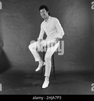 Tom Jones, cantante del Galles. Anche Sir Tom Jones. Nato Thomas John Woodward il 7th giugno 1940 a Pontypridd, Glamorgan, Galles del Sud. In questo periodo della carriera di Tom, aveva appena pubblicato il suo primo singolo, 'brividi e febbre' nell'agosto 1964. Ma nel 1965, Tom divenne un nome di famiglia con il suo grande successo 'non è insolito'. Seguirono altri successi nel 1960s come What's New Pussycat, The Green Green Grass of Home e Delilah. Foto scattata il 24th settembre 1964 Foto Stock