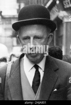 Il dottor Keith Simpson arriva sulla scena di un crimine a Brewer Street, Soho. 7th ottobre 1963. (primo piano) Foto Stock