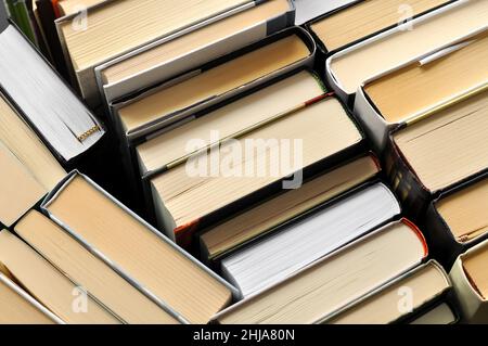 Composizioni di libri su sfondo scuro. Design minimalista per il coperchio Foto Stock