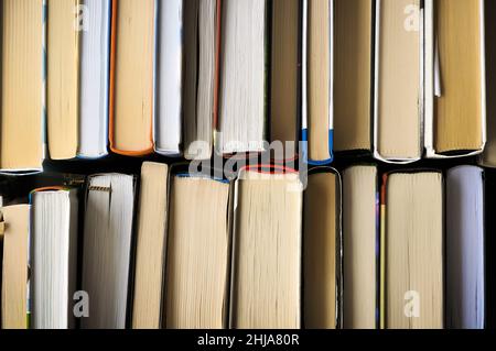 Composizioni di libri su sfondo scuro. Design minimalista per il coperchio Foto Stock