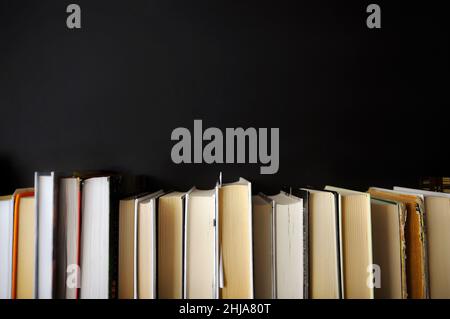 Composizioni di libri su sfondo scuro. Design minimalista per il coperchio Foto Stock