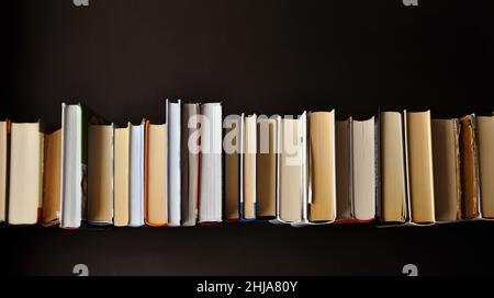 Composizioni di libri su sfondo scuro. Design minimalista per il coperchio Foto Stock