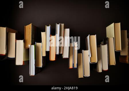 Composizioni di libri su sfondo scuro. Design minimalista per il coperchio Foto Stock