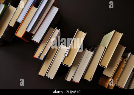 Composizioni di libri su sfondo scuro. Design minimalista per il coperchio Foto Stock