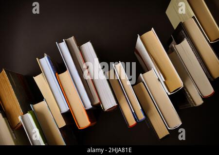 Composizioni di libri su sfondo scuro. Design minimalista per il coperchio Foto Stock