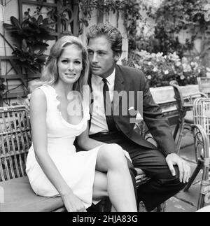 Ursula Andress, attrice svizzera, incontra il suo nuovo uomo di spicco John Richardson, per il film del 1965 SHE, basato su di lei : A History of Adventure, un romanzo di H. Rider Haggard, nella foto di Park Lane, Londra, mercoledì 12th agosto 1964. Ursula Andress gioca Ayesha una regina immortale e un'alta sacerdotessa. John Richardson suona l'esploratore Leo Vincey. Pubblicato Daily Mirror 13/08/1964 pagina 11. Foto Stock