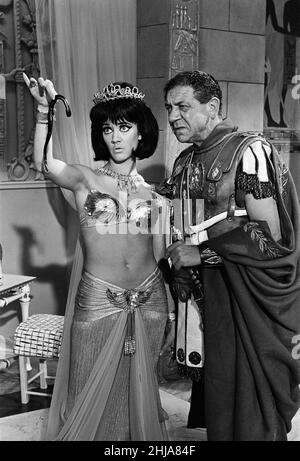 Amanda Barrie e Sid James sul set di "Carry on Cleo" presso i Pinewood Studios, Buckinghamshire. 4th agosto 1964. Foto Stock