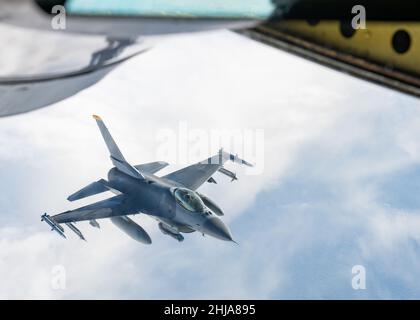 Un US Air Force F-16 Fighting Falcon assegnato al 14th Fighter Squadron a Misawa Air base attende di ricevere carburante da un 909th Air Refeling Squadron KC-135 Stratotanker durante l'esercizio PACIFIC WEASEL sopra l'Oceano Pacifico 21 gennaio 2022. L’esercizio congiunto e bilaterale ha direttamente rafforzato la capacità delle forze americane del Giappone di individuare, scoraggiare e potenzialmente difendere il Giappone dagli avversari, consentendo al contempo ai membri del servizio di essere innovativi e diversificare il loro approccio a qualsiasi ostacolo. (STATI UNITI Air Force foto di Airman 1st Classe Cesar J. Navarro) Foto Stock