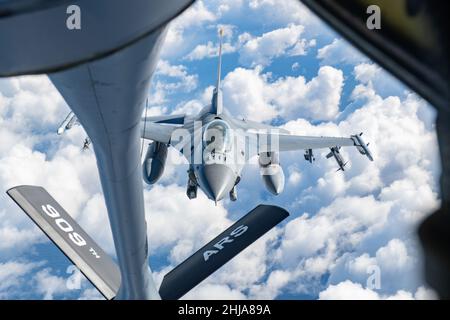 Un US Air Force F-16 Fighting Falcon assegnato al 14th Fighter Squadron alla Misawa Air base si avvicina a un 909th Air Refeling Squadron KC-135 Stratotanker per ricevere carburante durante l'esercizio PACIFIC WEASEL (PAC WEASEL) sopra l'Oceano Pacifico 21 gennaio 2022. L'obiettivo di PAC WEASEL è quello di migliorare le capacità difensive delle forze statunitensi Giappone e alleati giapponesi. I 909th aerei da combattimento ARS hanno rifornito durante l'esercizio, sostenendo l'impegno degli Stati Uniti a difendere una regione indopacifica libera e aperta. (STATI UNITI Air Force foto di Airman 1st Classe Cesar J. Navarro) Foto Stock