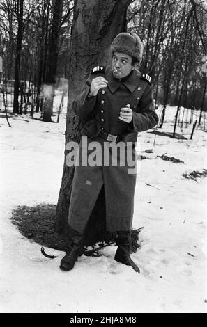 Albert Finney sul set dei 'Victors' agli Shepperton Studios. Albert Finney dona il suo stipendio all'orfanotrofio degli attori. Nel film gioca la parte di un soldato russo a Berlino e sta per imparare il russo. 7th gennaio 1963. Foto Stock