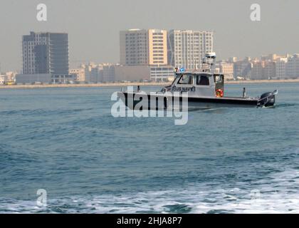 220126-N-YL048-1034 MANAMA, BAHRAIN. (Gen. 26, 2022) Un'unità di pattuglia del porto (HPU) pattuglia di sicurezza per fornire una protezione costante della forza antiterrorismo per garantire la sicurezza e la sicurezza delle navi in entrata e in uscita nell'ambito delle operazioni di sicurezza marittima. Naval Support Activity Bahrain consente le operazioni in avanti e la reattività delle forze USA e alleate a sostegno della Marina Region Europe, Africa, la missione di Central di fornire servizi alla flotta, combattente e famiglia. (STATI UNITI Foto Navy di SMass Communication Specialist Seaman Karra Brown/rilasciato) Foto Stock