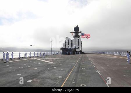 210911-N-VJ326-1126 OCEANO PACIFICO (DAL 11, 2021) i marinai a bordo di una nave d'assalto anfibio USS Tripoli (LHA 7) impartiscono le rotaie sul ponte di volo della nave mentre la nave si prepara a portarsi a San Francisco durante la settimana della flotta di San Francisco (SFFW), 11 settembre 2021. SFFW è un'opportunità per il pubblico americano di incontrare le squadre della Marina, del corpo Marino e della Guardia Costiera e di sperimentare i servizi marittimi americani. Durante la settimana della flotta, i membri del servizio partecipano a vari eventi di assistenza comunitaria, mettono in mostra le capacità e le attrezzature della comunità e godono dell'ospitalità di San Francisco e della zona circostante Foto Stock