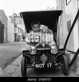 Judy Oliver nella sua baby car d'epoca. 1st marzo 1964. Foto Stock