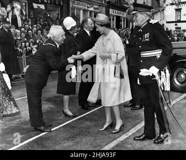 La Regina Elisabetta II e il Duca di Edimburgo visitano il Galles. Un arco dal presidente del consiglio della contea del Breconshire, (Cllr. G H Wood) alla Fontana, Crickhowell. Sulla destra si trova il Lord Lieutenant del Breconshire, Sir William Parker. Crickhowell, Powys, Galles. 11th maggio 1963. Foto Stock