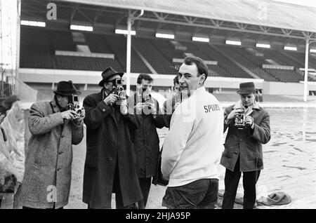 Alan Gilzean, Spurs nuova firma da Dundee, ad un costo di 72.500 sterline, a White Hart Lane, per allenarsi prima della partita contro Everton, quando farà il suo debutto, nella foto di venerdì 18th dicembre 1964. Foto Stock