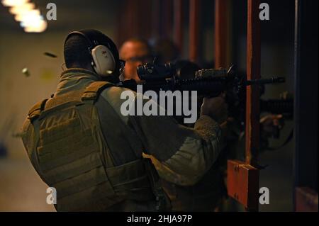 US Air Force Airman 1st Classe Keithon Stubblefield, 628th forze di sicurezza Squadron difensore, incendi un M4 carbine 19 gennaio 2022, Joint base Charleston, South Carolina. La carabina M4 è dotata di modalità di fuoco singolo e a raffica a tre fasi su cui Airmen deve qualificarsi. (US Air Force foto di staff Sgt. Gerald R. Willis) Foto Stock