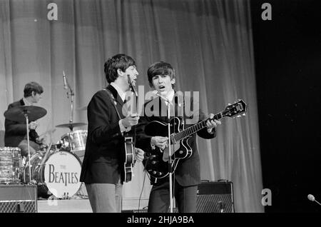 L'immagine mostra Paul McCartney (a sinistra) e George Harrison (a destra) che condividono il microfono, con Ringo Starr sullo sfondo della batteria. I Beatles si sono esibiti al Prince of Wales Theatre di Londra per lo spettacolo Royal Variety Command che si terrà più tardi lo stesso giorno, il 4th novembre 1963. **Nota bene - si tratta di un'immagine DI PROVA scattata prima del giorno stesso, lo stesso giorno prima dell'evento*** Foto scattata il 4th novembre 1963 Foto Stock