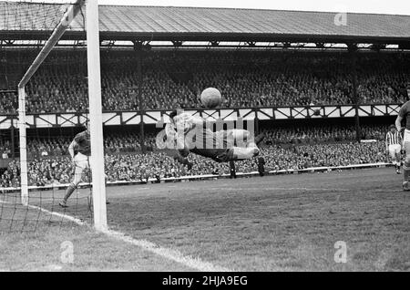 Sunderland 0 v Chelsea, 1 Old League Division due partite al Roker Park.Chelsea portiere Peter Bonetti fa un salvataggio. 18th maggio 1963 Foto Stock