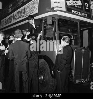 Cliff Richard e alcune delle Shadows con un autobus a noleggio London Transport. Il cast del film aveva previsto di arrivare alla prima del film, 'Summer Holiday' in autobus. A Cliff Richard è stato impedito di partecipare al Premier a causa dei tifosi che affollavano intorno alla sua auto mentre entrava in Leicester Square. 10th gennaio 1963. Foto Stock
